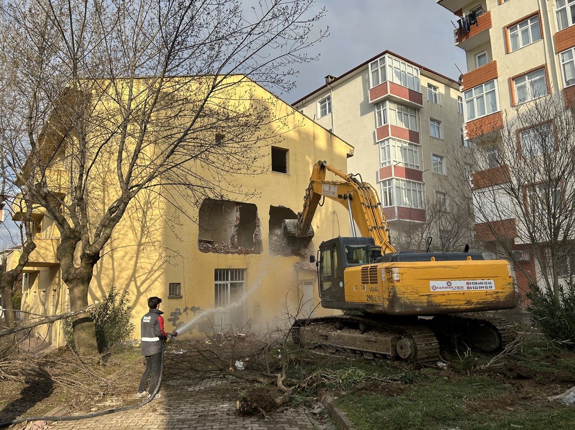 O sağlık ocağı yeni görünüme kavuşması için yıkıldı