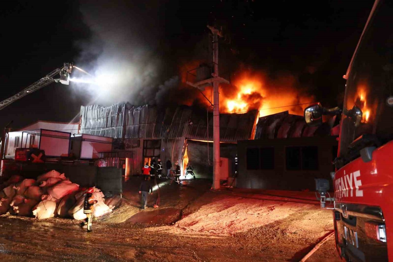 Plastik geri dönüşüm fabrikası alev alev yandı