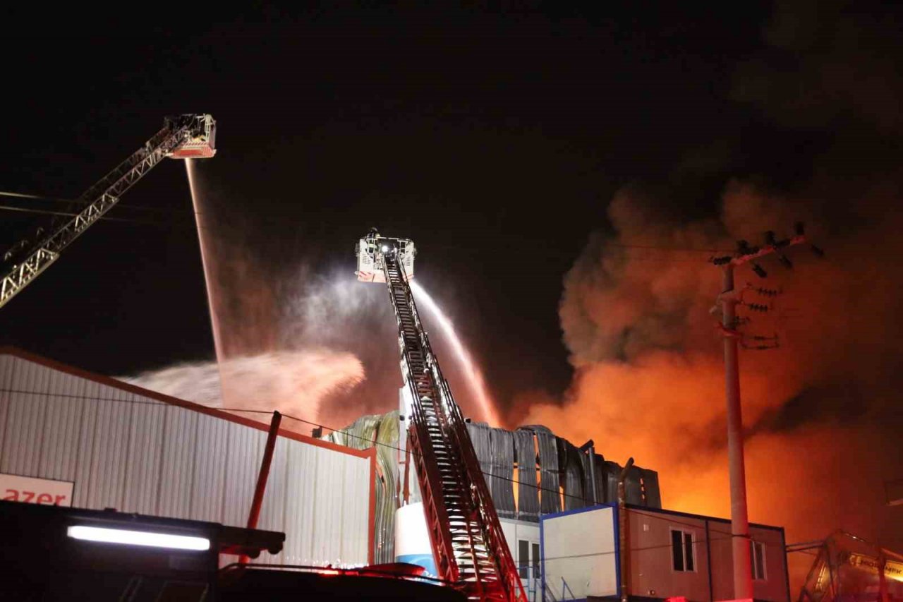 Plastik geri dönüşüm fabrikası alev alev yandı
