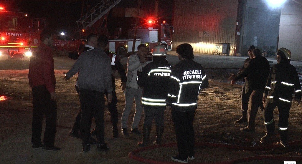 Plastik geri dönüşüm fabrikası alev alev yandı