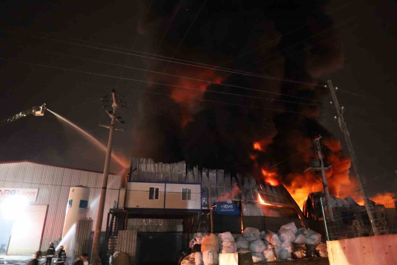 Plastik geri dönüşüm fabrikası alev alev yandı