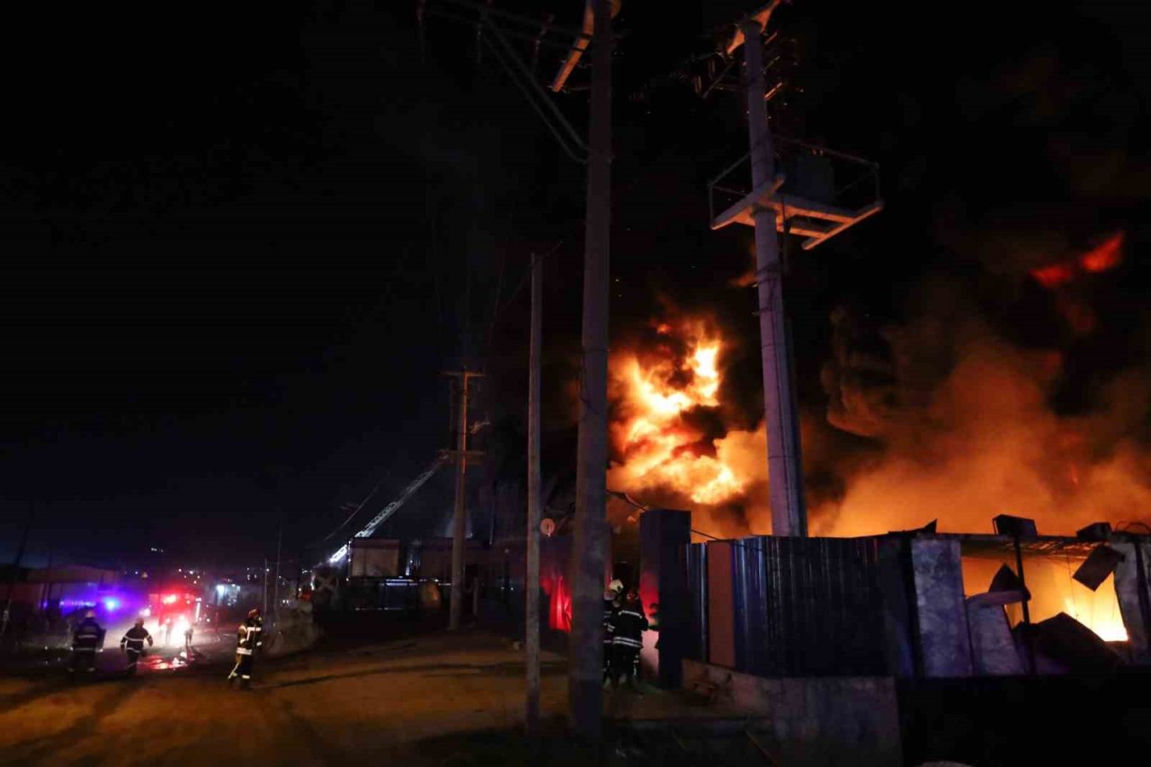 Plastik geri dönüşüm fabrikası alev alev yandı