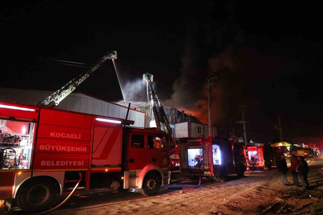 Plastik geri dönüşüm fabrikası alev alev yandı
