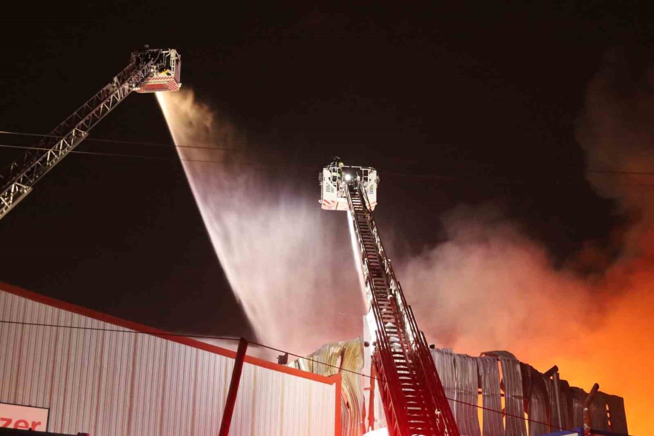 Plastik geri dönüşüm fabrikası alev alev yandı