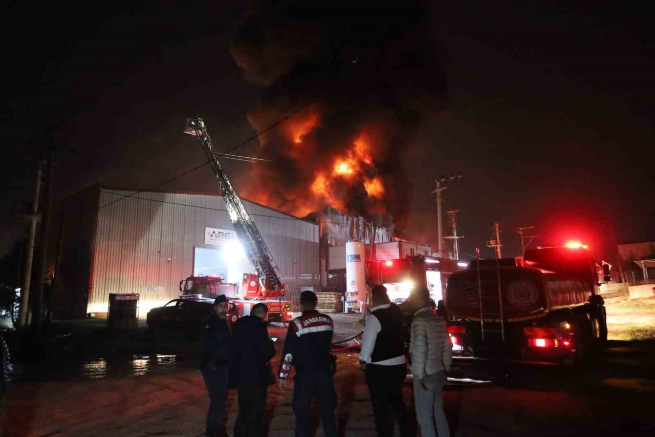 Plastik geri dönüşüm fabrikası alev alev yandı