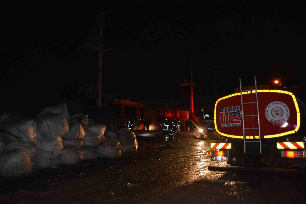 Plastik geri dönüşüm fabrikasında çıkan yangın söndürüldü