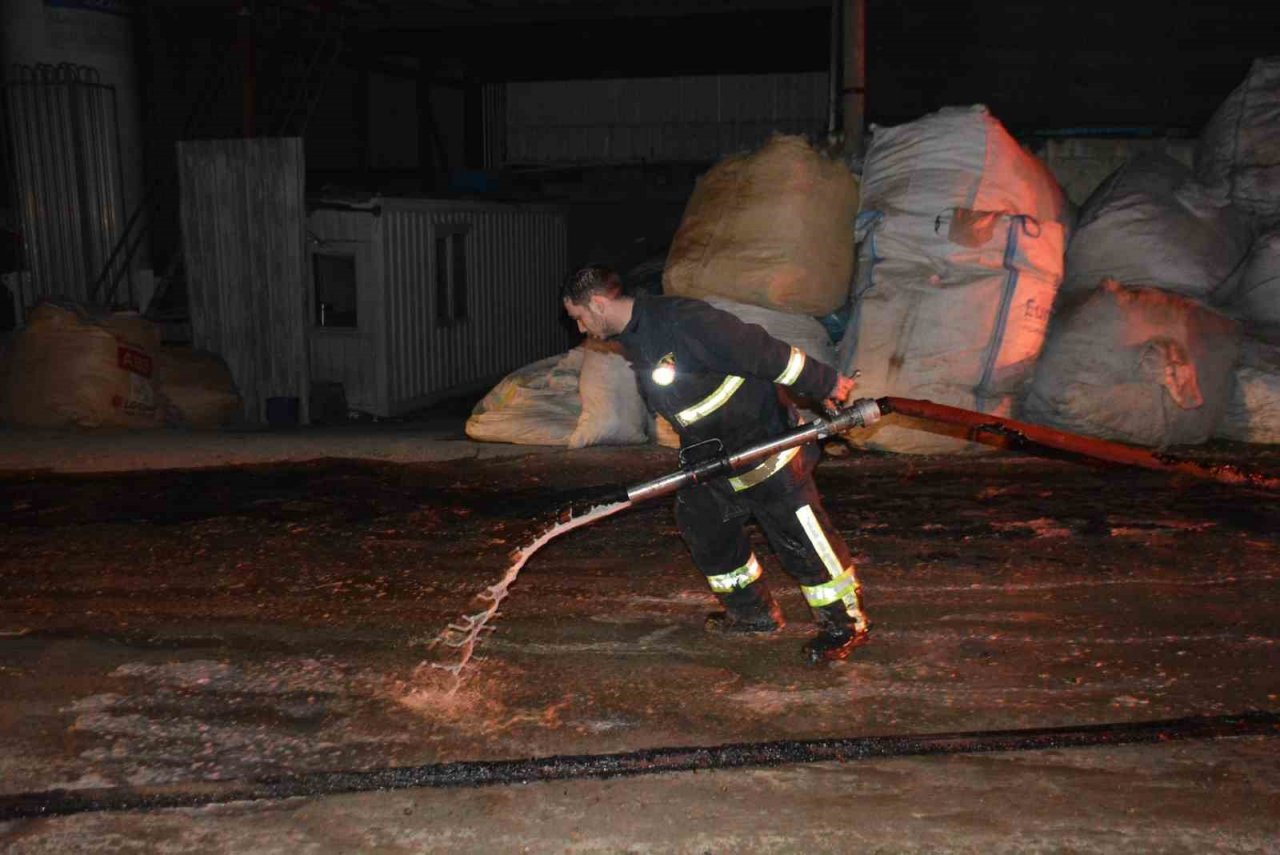 Plastik geri dönüşüm fabrikasında çıkan yangın söndürüldü