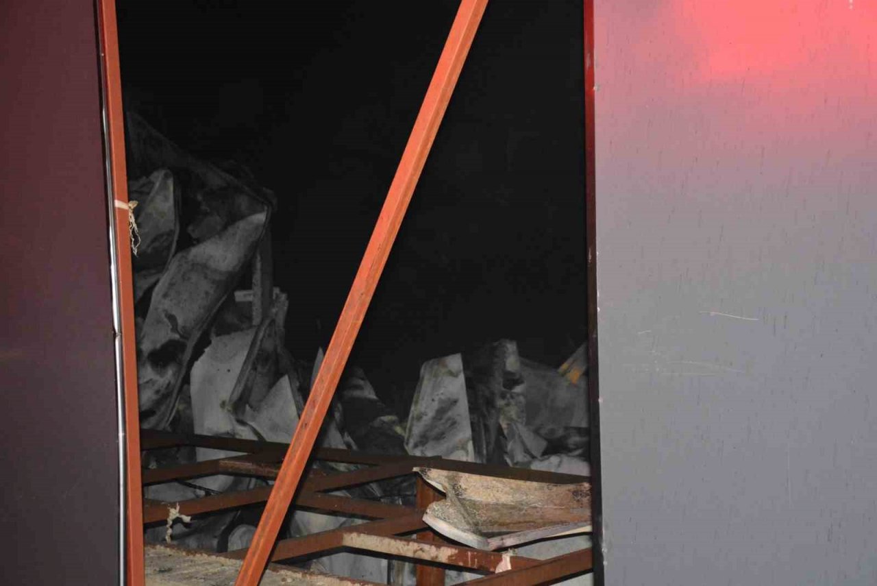 Plastik geri dönüşüm fabrikasında çıkan yangın söndürüldü