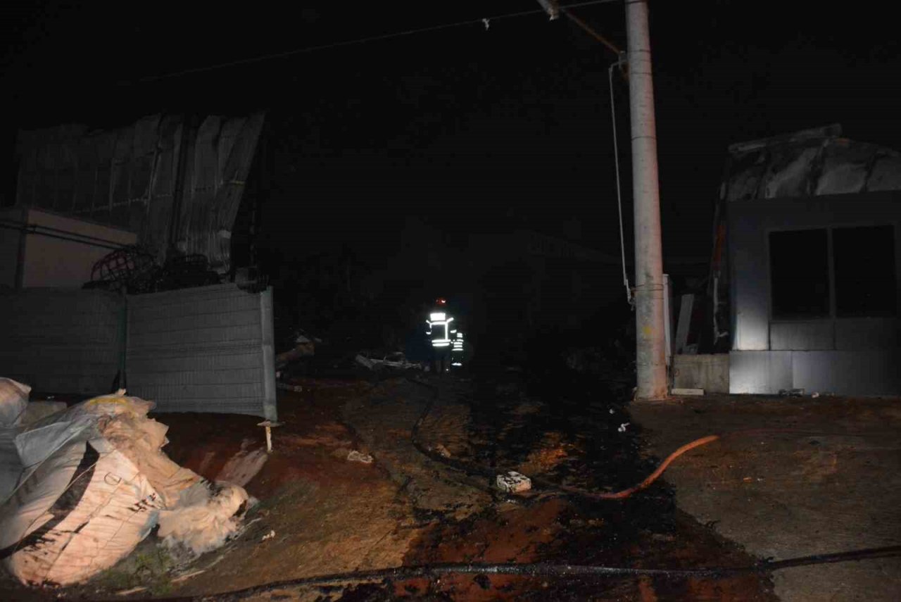 Plastik geri dönüşüm fabrikasında çıkan yangın söndürüldü