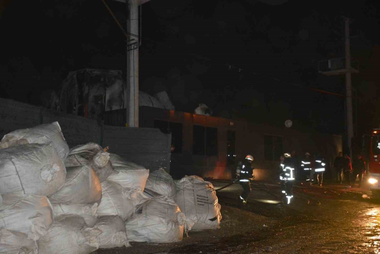 Plastik geri dönüşüm fabrikasında çıkan yangın söndürüldü