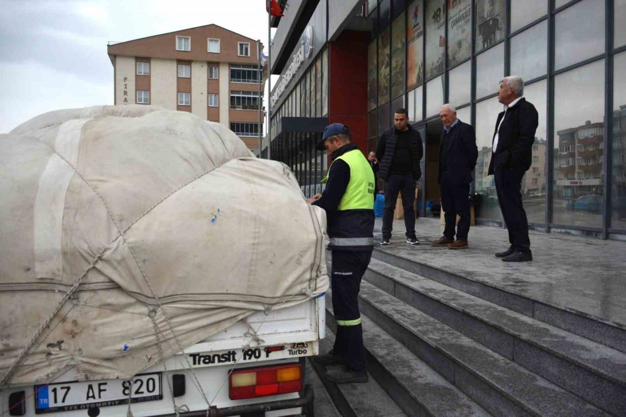 Lapseki Belediyesi deprem bölgesine 14’üncü yardım aracını gönderdi