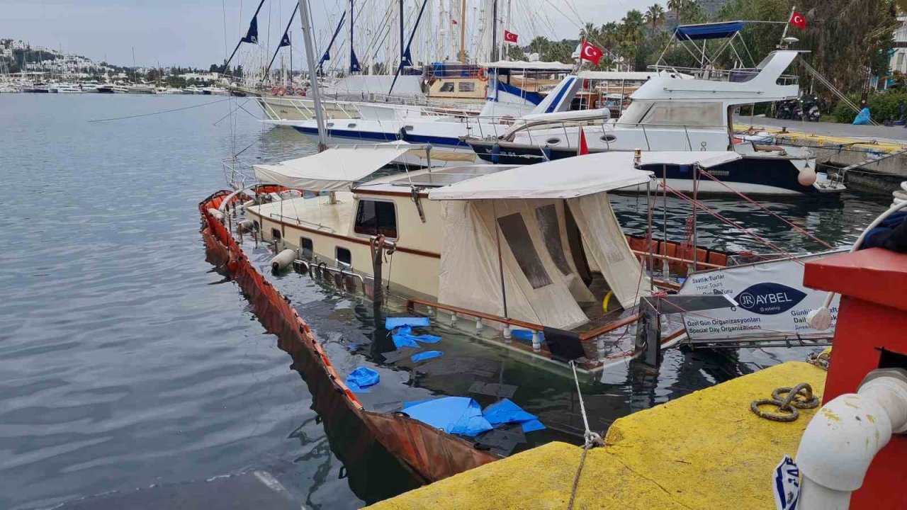 Bodrum Limanı’nda bağlı tur teknesi battı