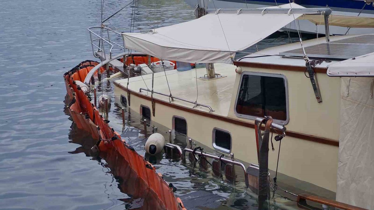Bodrum Limanı’nda bağlı tur teknesi battı