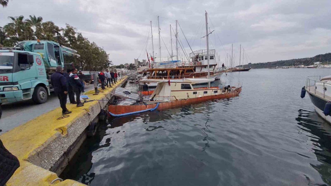 Bodrum Limanı’nda bağlı tur teknesi battı