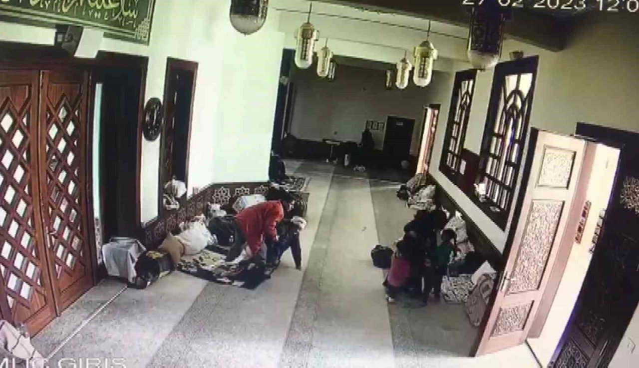 Malatya depreminde panik anları güvenlik kamerasına yansıdı