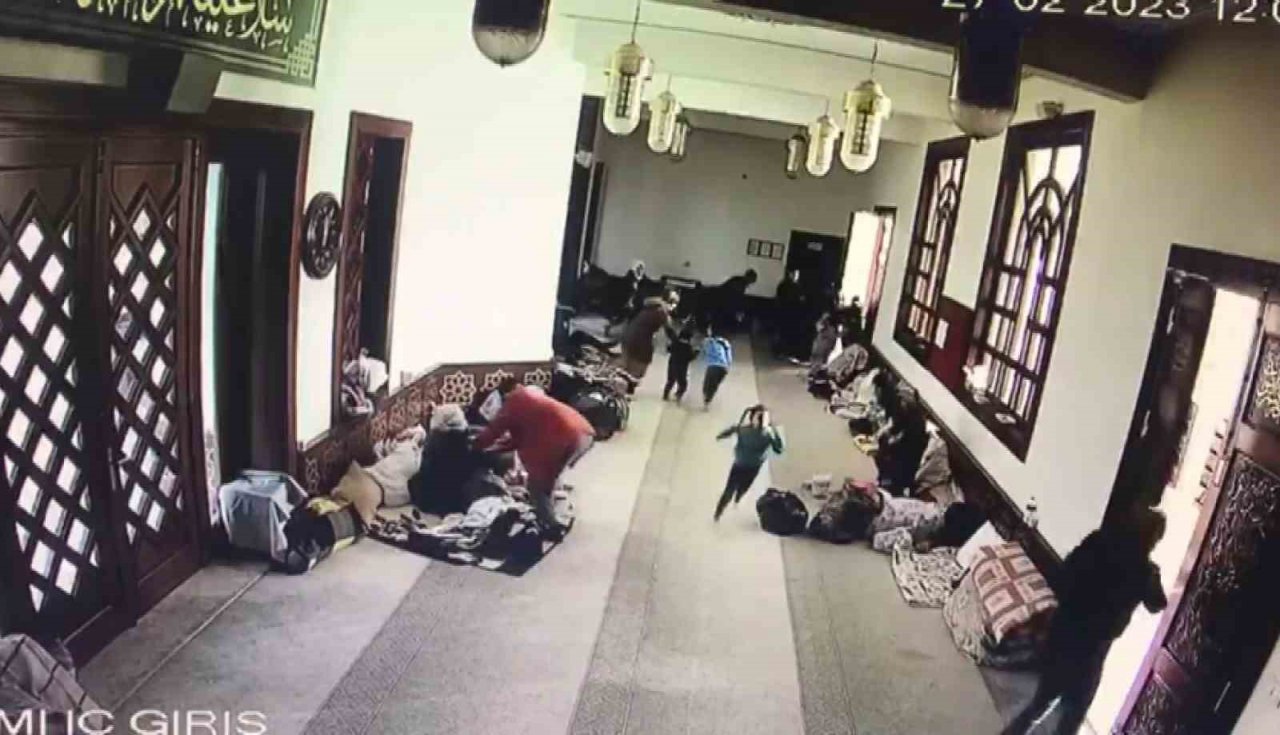 Malatya depreminde panik anları güvenlik kamerasına yansıdı