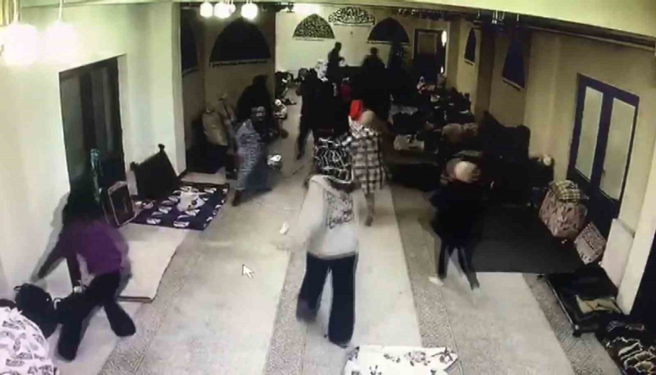 Malatya depreminde panik anları güvenlik kamerasına yansıdı
