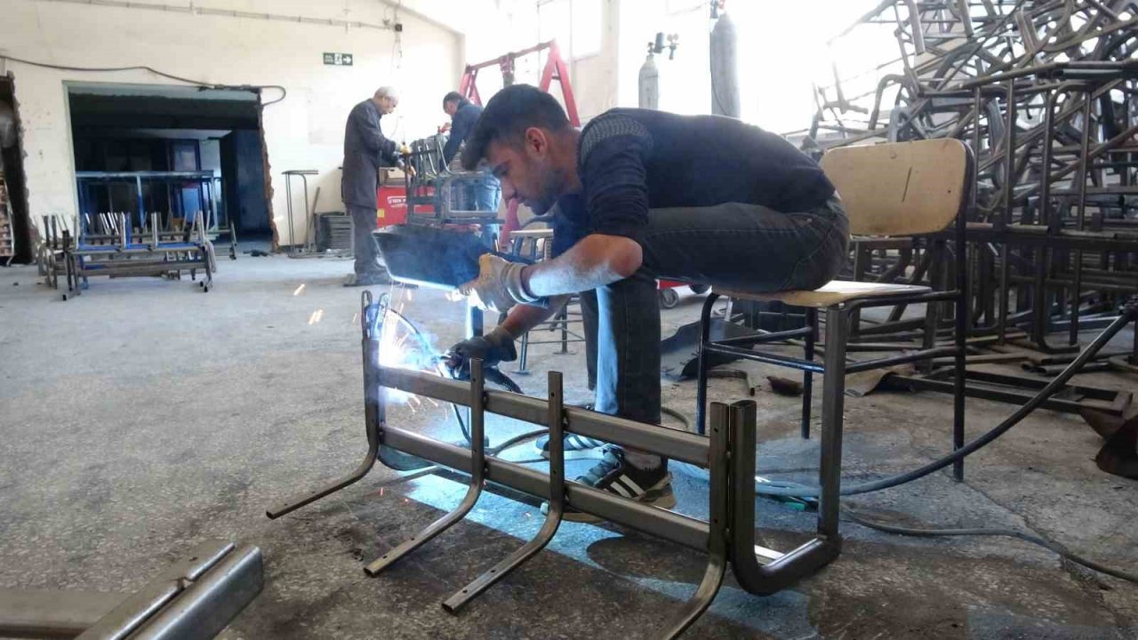 Teknolojik altyapıya sahip bu meslek lisesi, depremzedeler için fabrika gibi üretime geçti