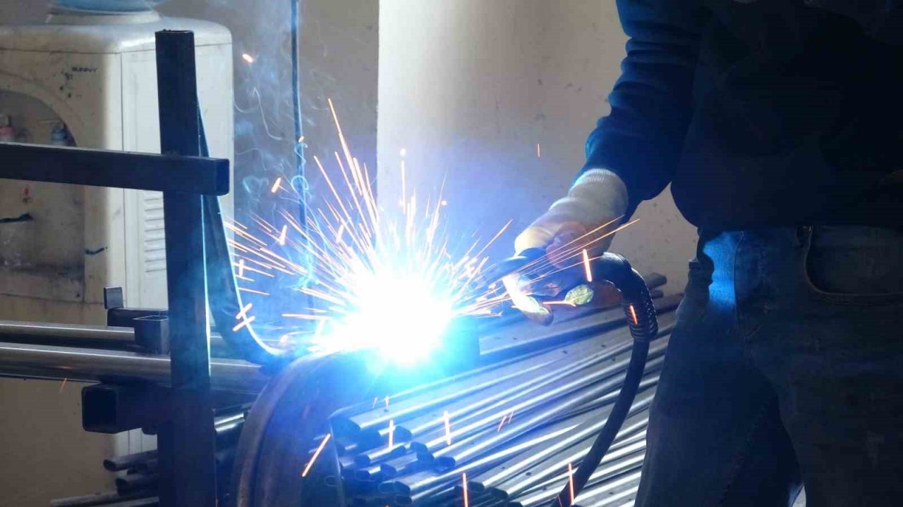 Teknolojik altyapıya sahip bu meslek lisesi, depremzedeler için fabrika gibi üretime geçti