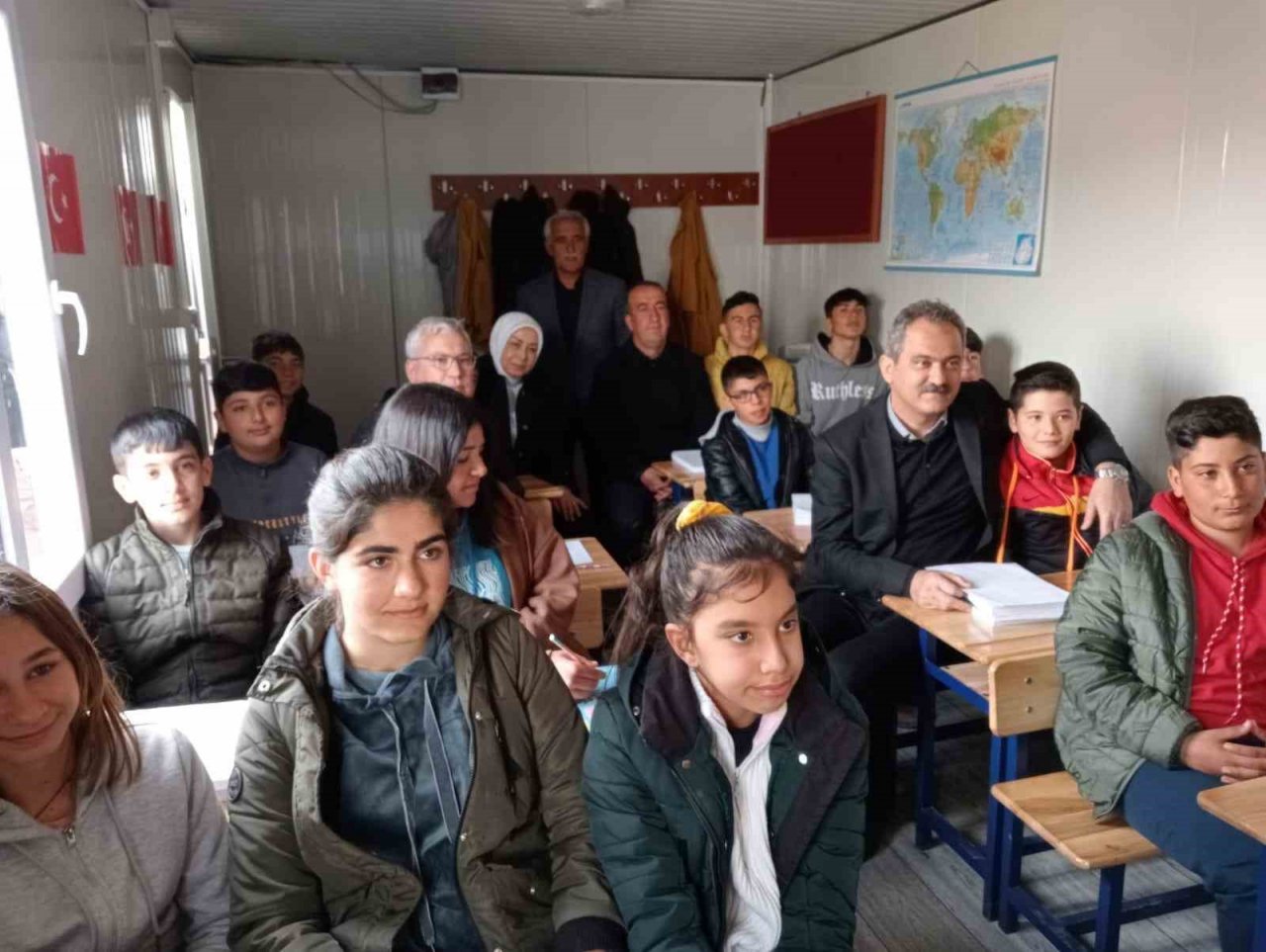 Bakan Özer, Doğanşehir’de konteyner kenti ziyaret etti