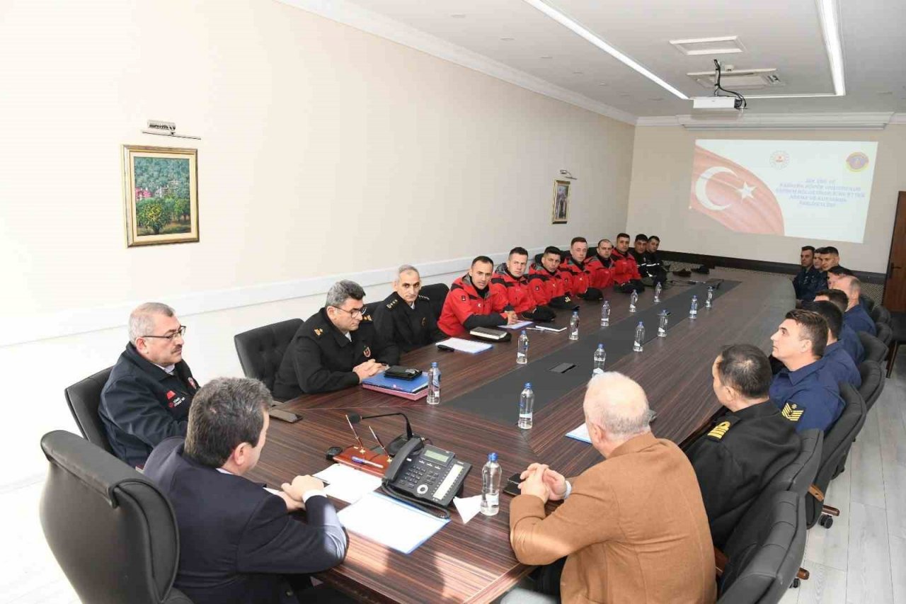 Vali Tavlı arama kurtarma timleri ile bir araya geldi