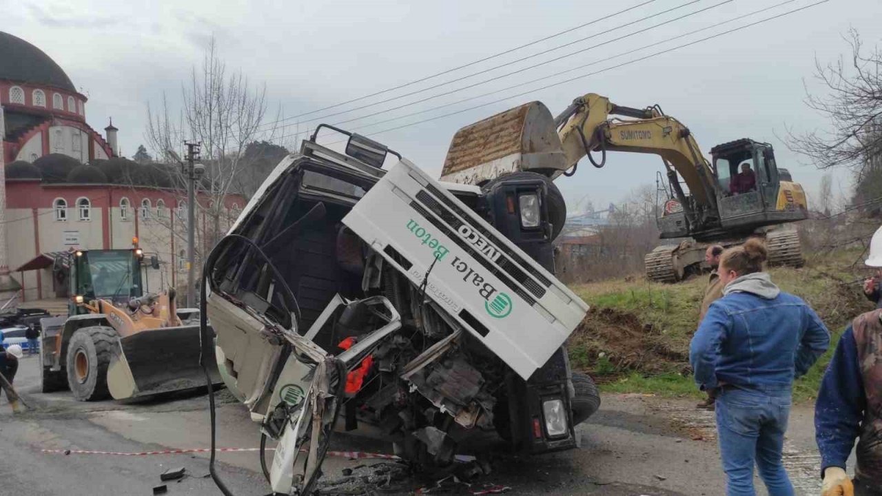 Freni boşalan mikser kamyonu beton pompasına çarparak durabildi