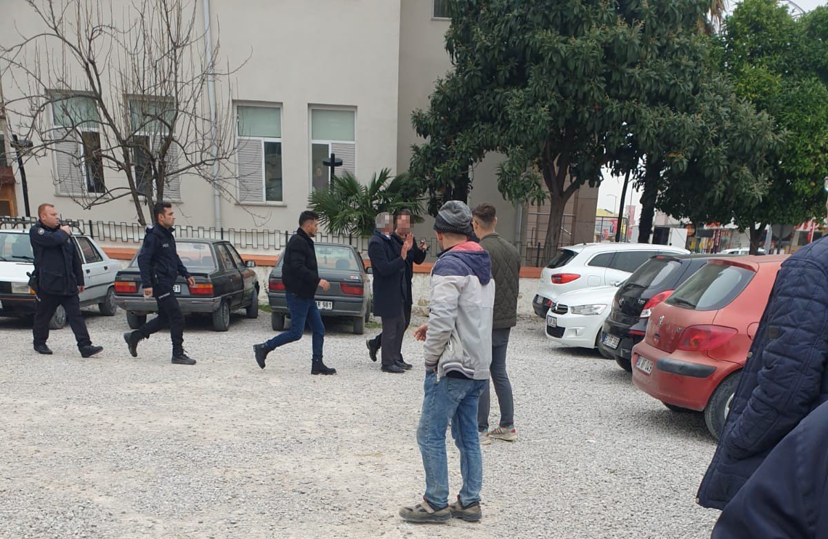 Duruşma sonrası davalılar otoparkta tartıştı, baltayla kafasından yaraladı