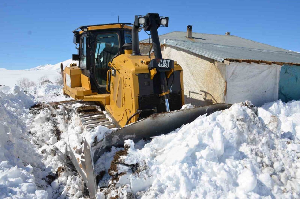 Şırnak’ta kapalı yayla yolları 10 günlük çalışmayla açıldı