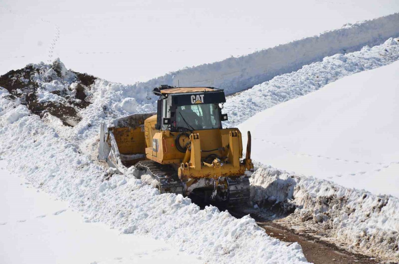 Şırnak’ta kapalı yayla yolları 10 günlük çalışmayla açıldı