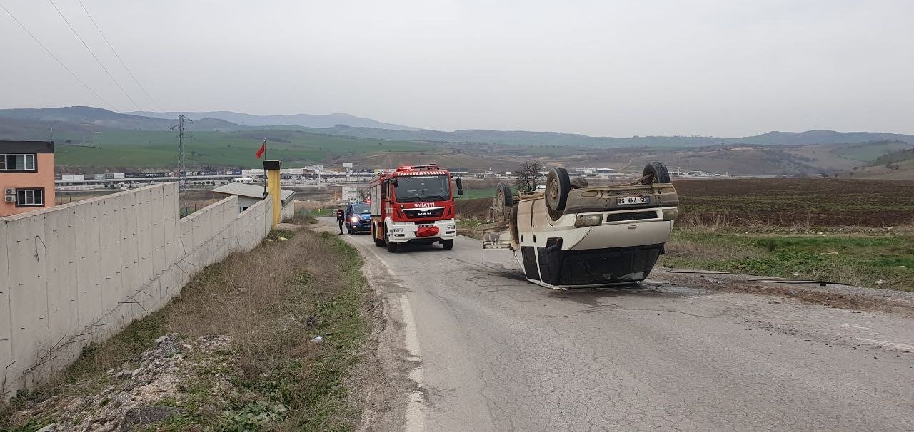 Susurluk’ta takla atan kamyonet sürücüsü yaralandı