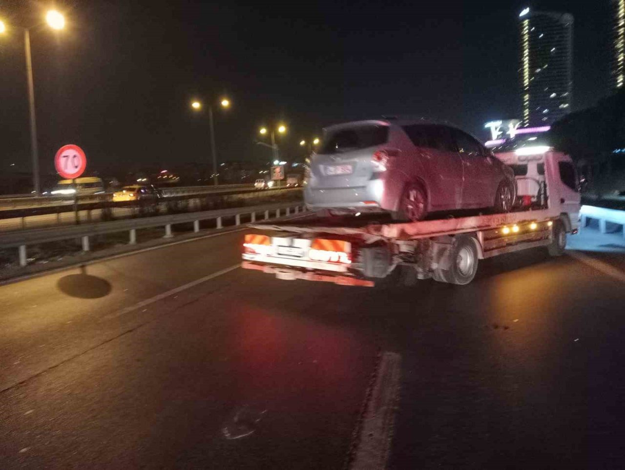 TEM Otoyolu’nda otomobilin çarptığı kadın ağır yaralandı