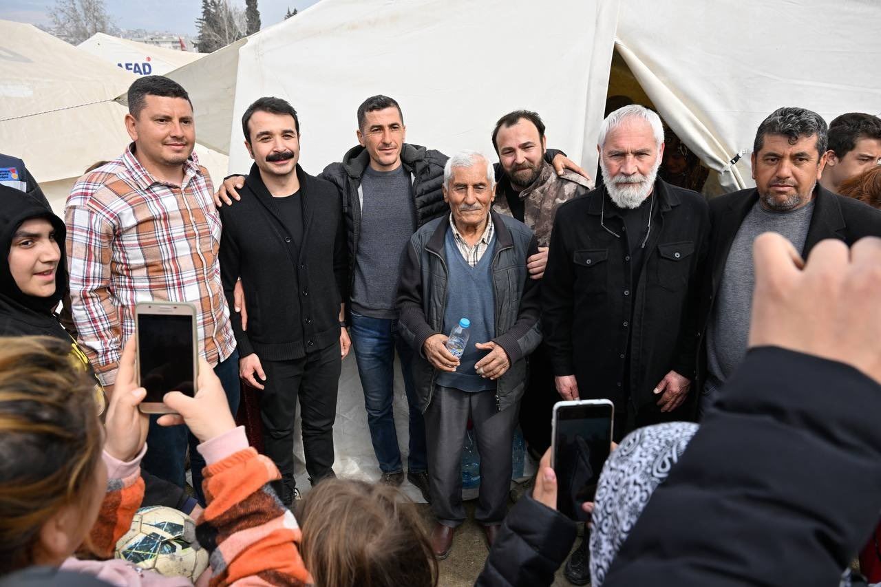 Ünlü oyuncular deprem bölgesinde