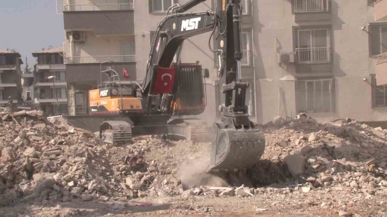 Hatay’da enkaz kaldırma çalışmaları devam ediyor