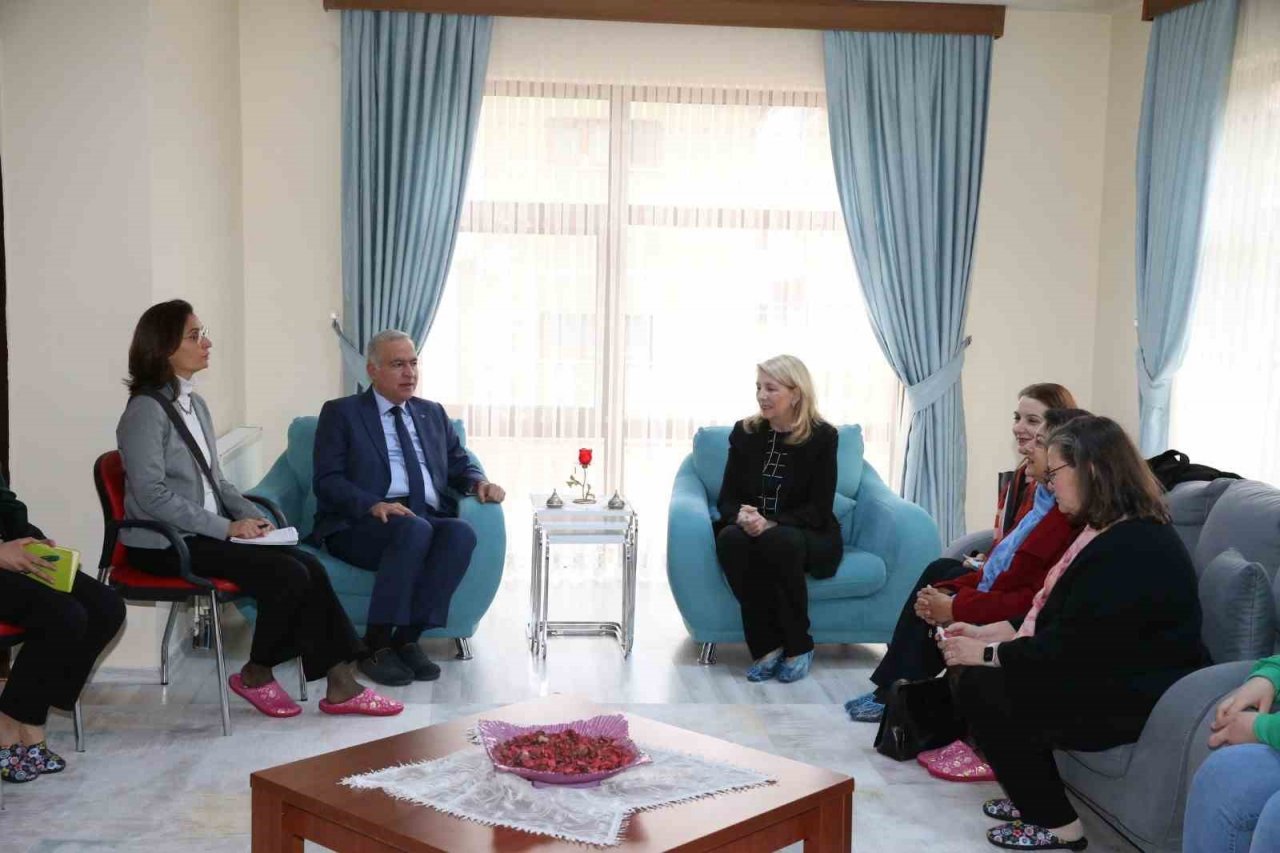 UNİCEF Genel Direktörü Catherine Russell depremzede çocukları ziyaret etti