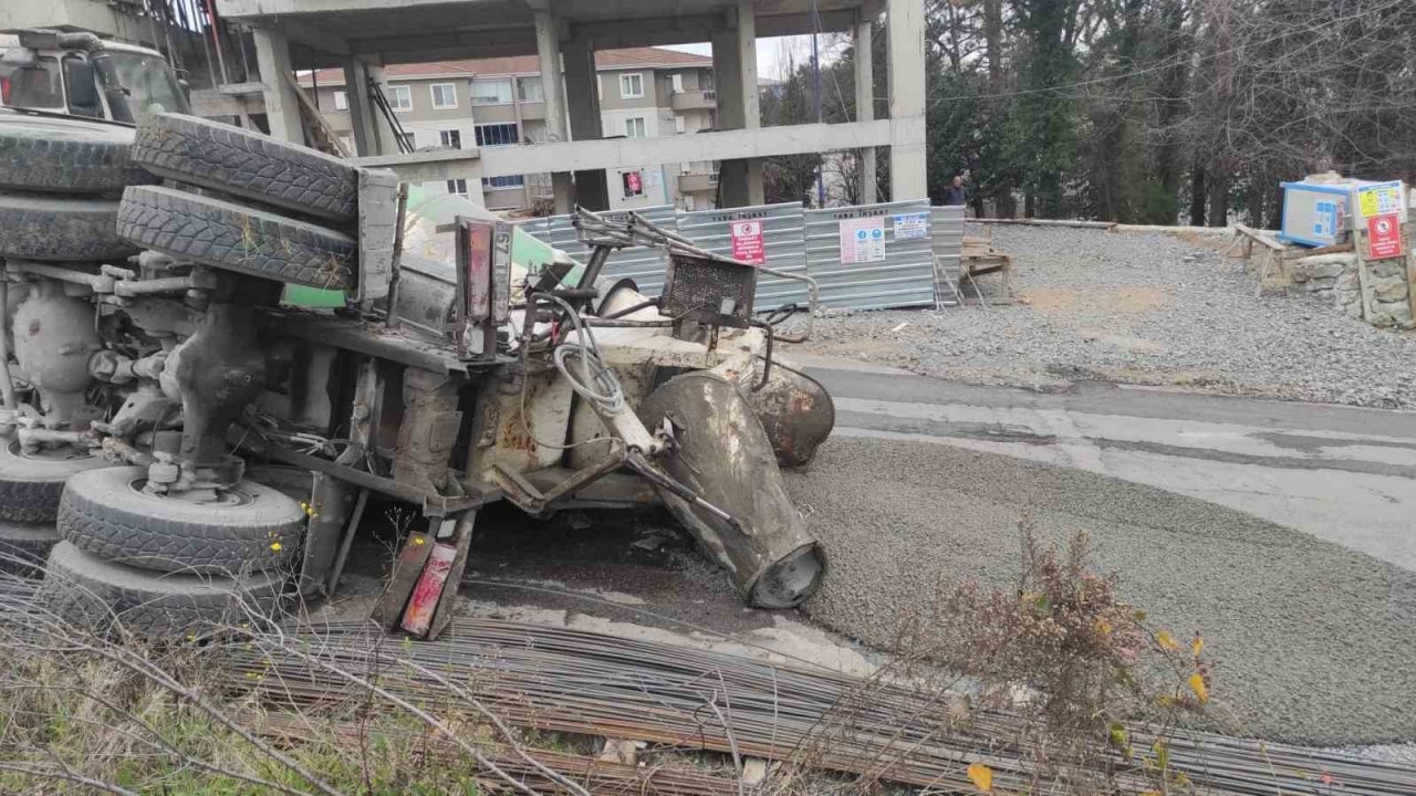 Freni boşalan mikser kamyonu beton pompasına çarparak durabildi