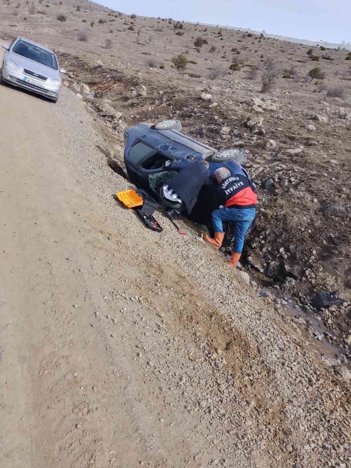 Yayla yolunda kontrolden çıkan otomobil şarampole yuvarlandı: 2 yaralı