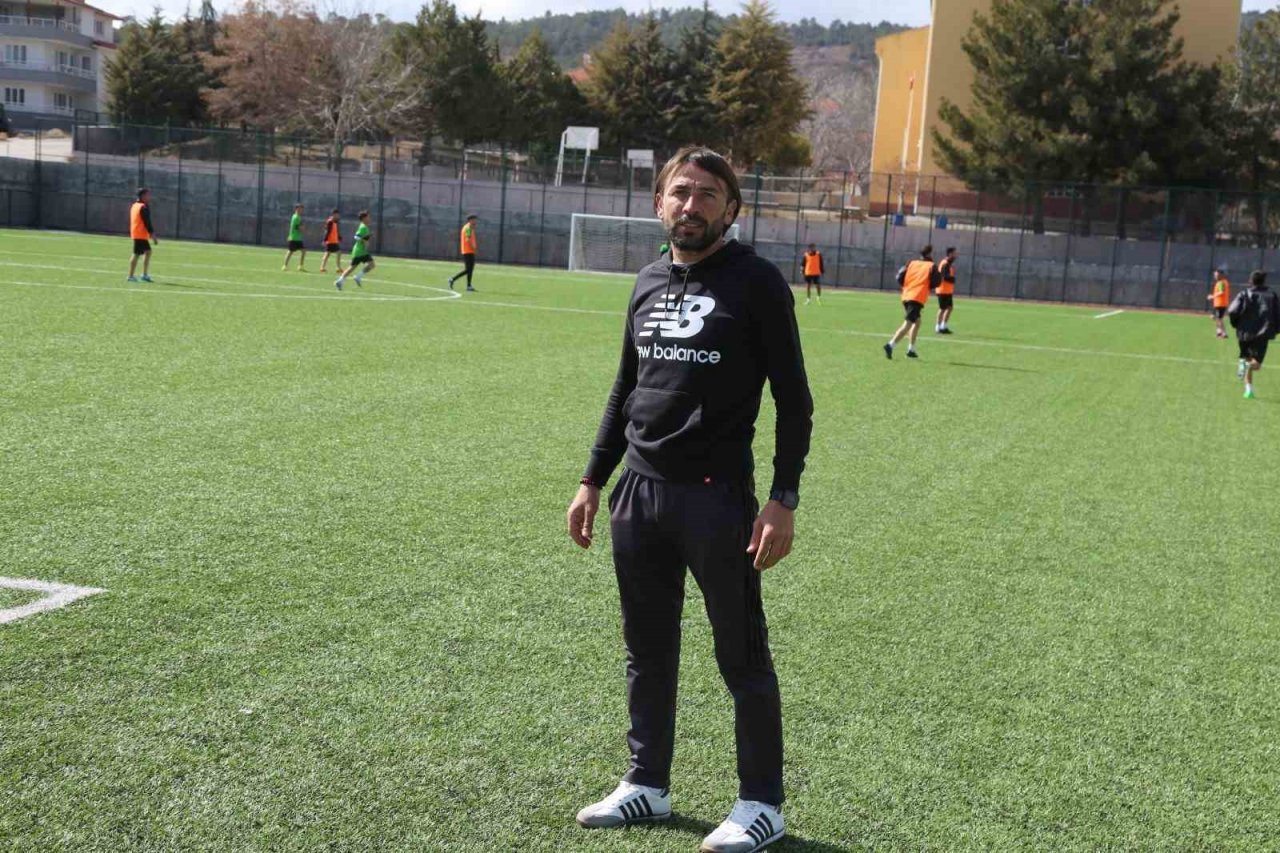 Yeşil sahalara dönen Başkan, memleketinin takımında futbolcu oldu