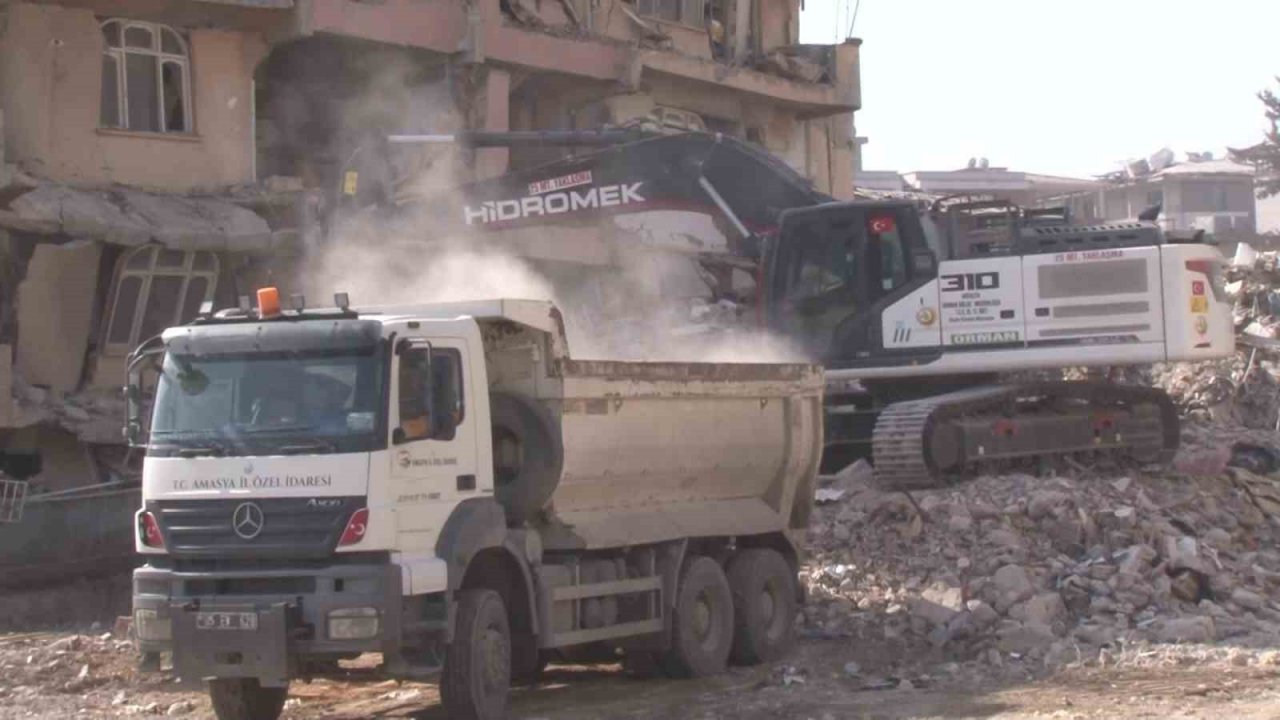 Hatay’da enkaz kaldırma çalışmaları devam ediyor