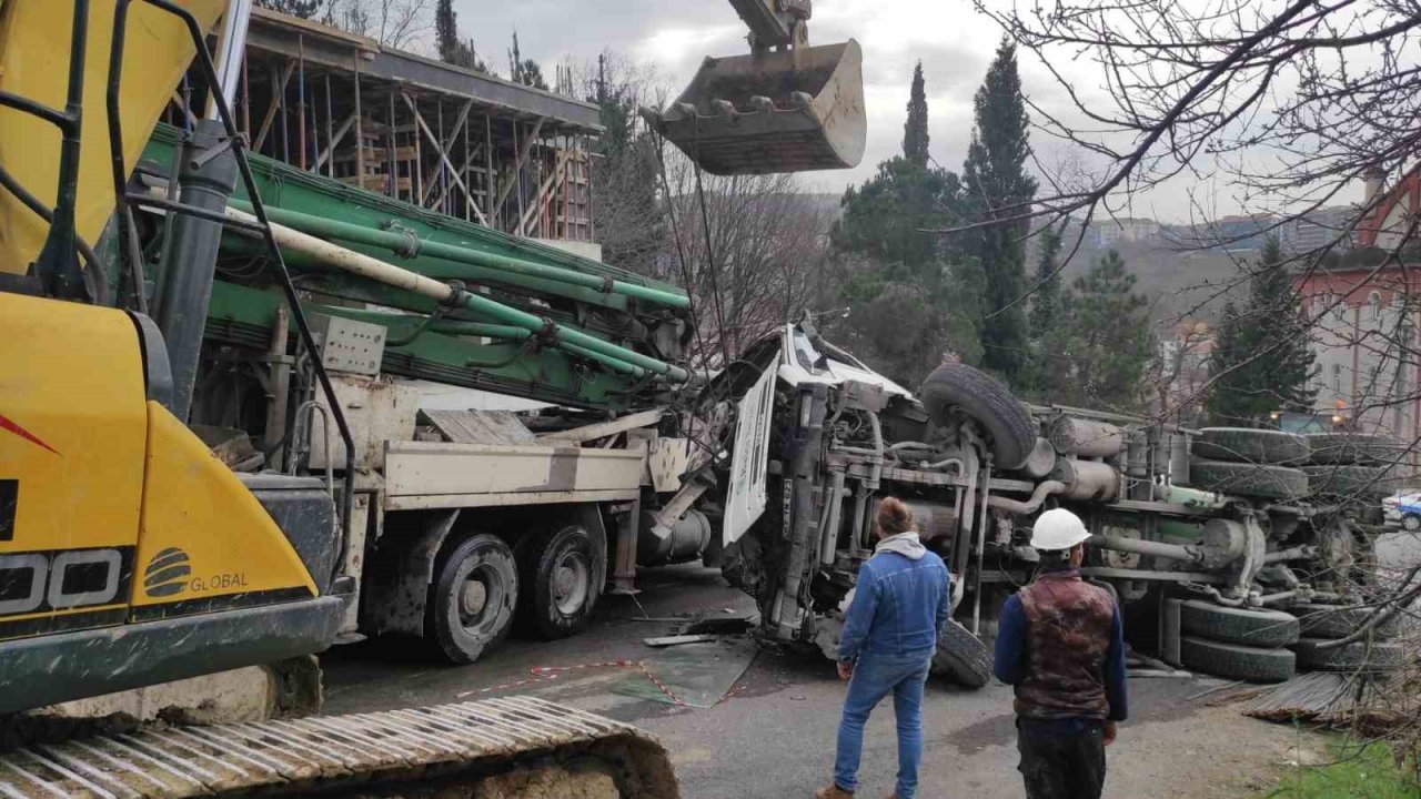 Freni boşalan mikser kamyonu beton pompasına çarparak durabildi