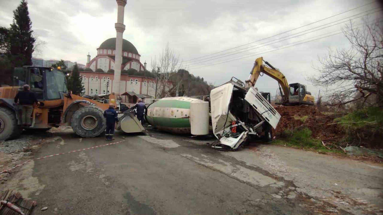 Freni boşalan mikser kamyonu beton pompasına çarparak durabildi