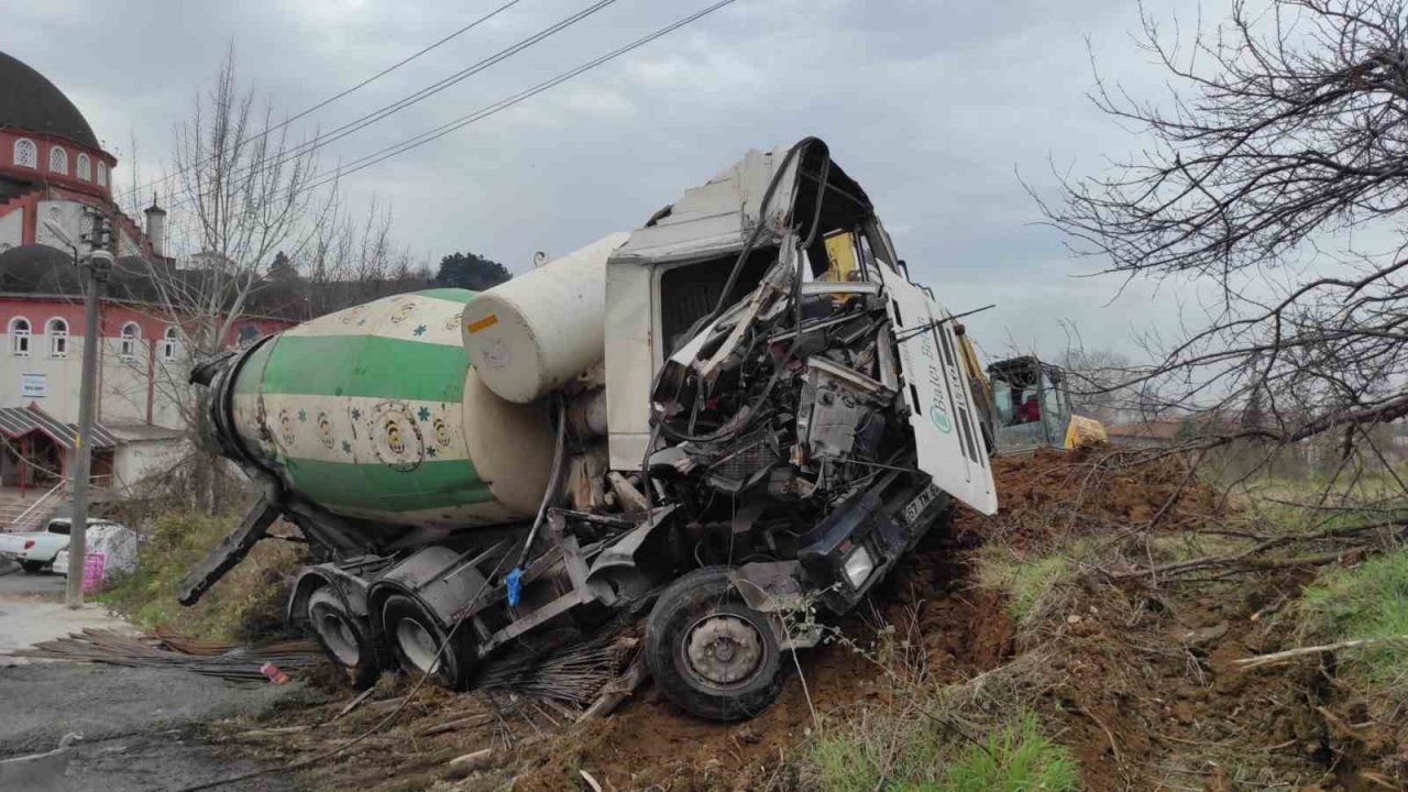 Freni boşalan mikser kamyonu beton pompasına çarparak durabildi