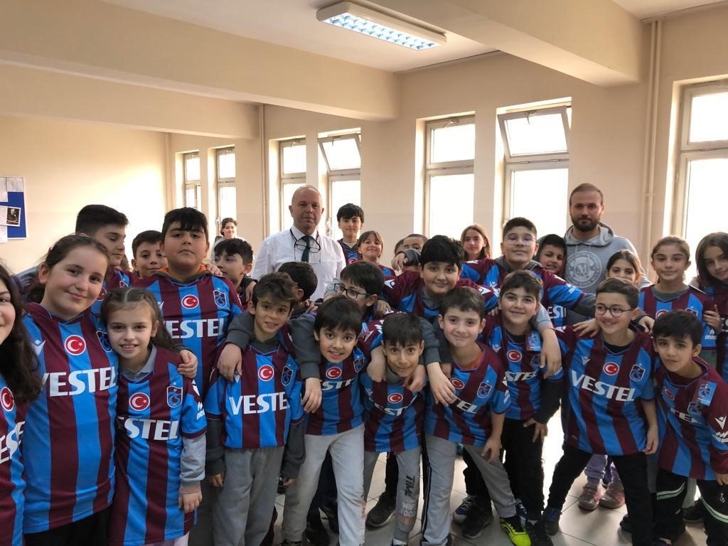 Asbaşkan Ertuğrul Doğan’dan öğrencilere 11 bin 461 Bordo Mavili forma