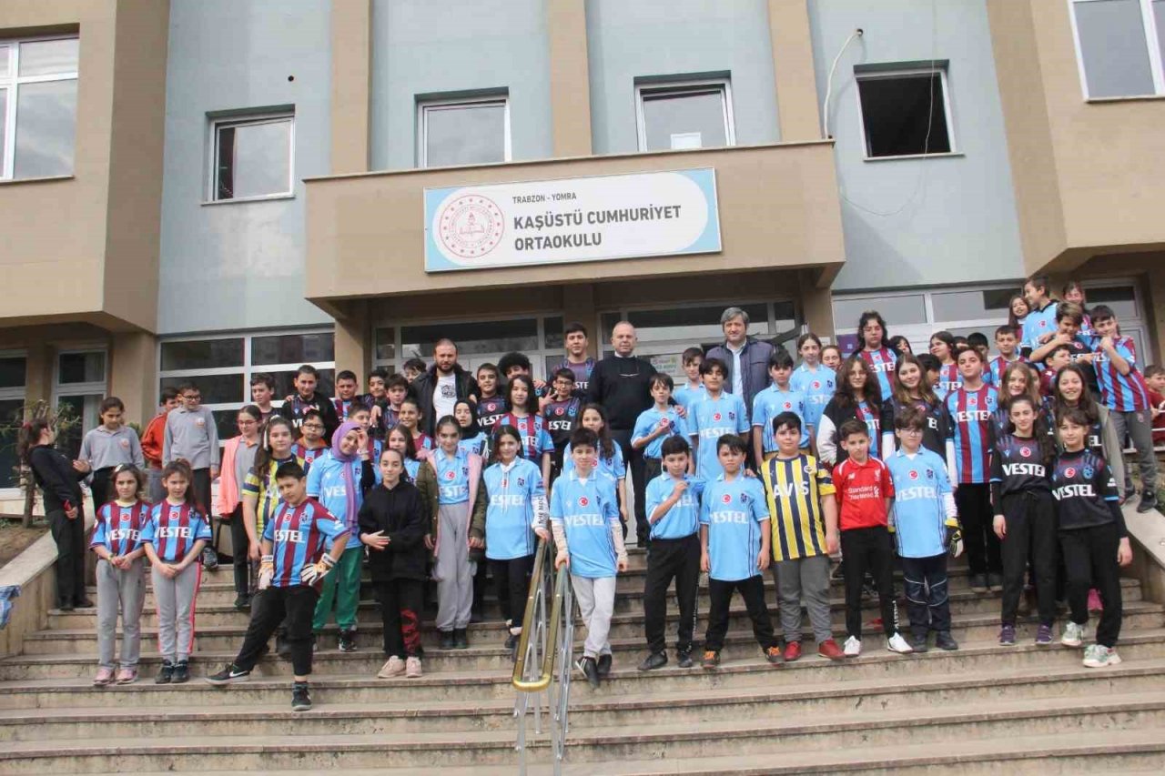 Asbaşkan Ertuğrul Doğan’dan öğrencilere 11 bin 461 Bordo Mavili forma