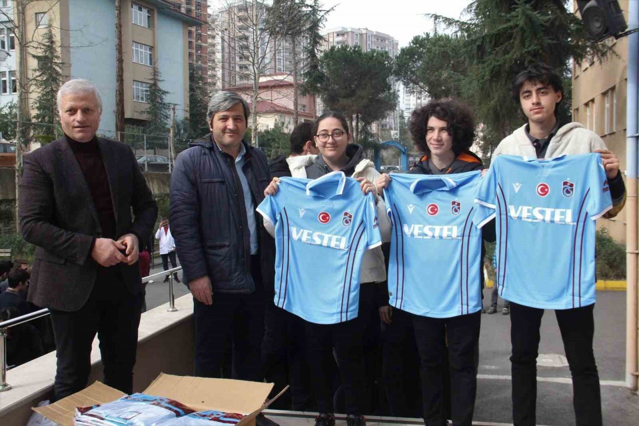 Asbaşkan Ertuğrul Doğan’dan öğrencilere 11 bin 461 Bordo Mavili forma