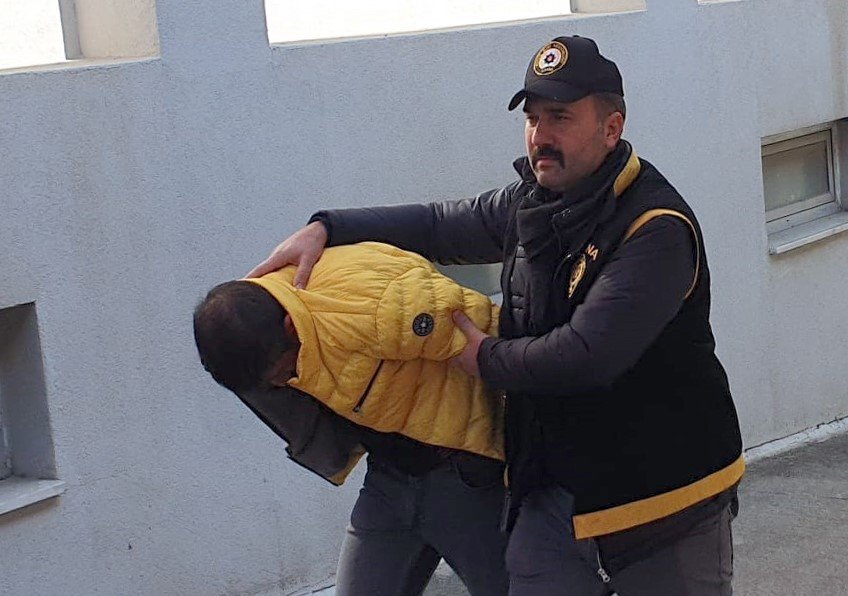 Depremzedeyi çaldığı konteyneri satarak dolandırdı