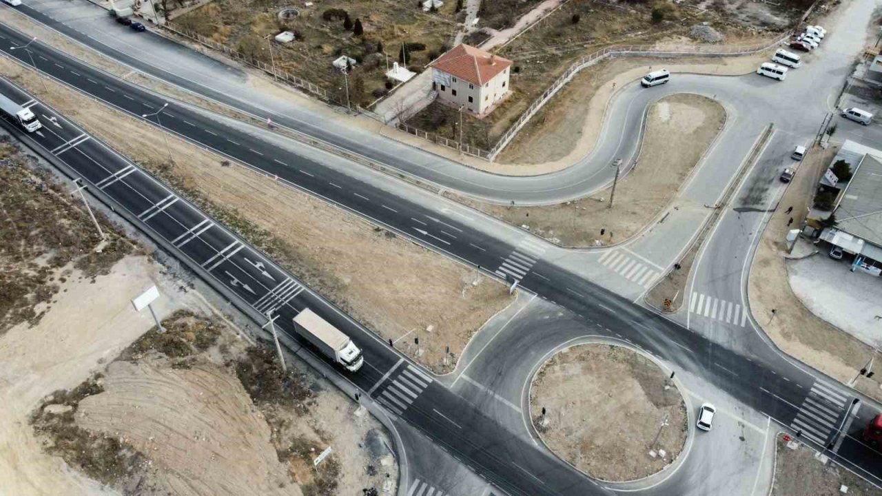 Bolvadin’deki bu kavşak kazaya davetiye çıkartıyor