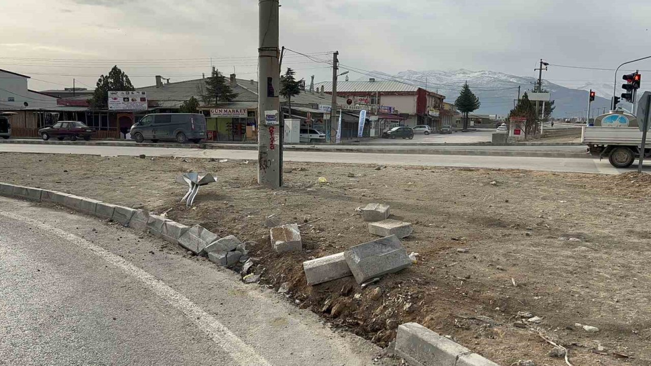 Bolvadin’deki bu kavşak kazaya davetiye çıkartıyor
