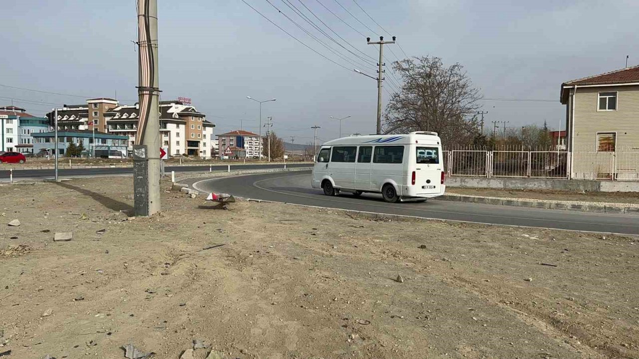 Bolvadin’deki bu kavşak kazaya davetiye çıkartıyor