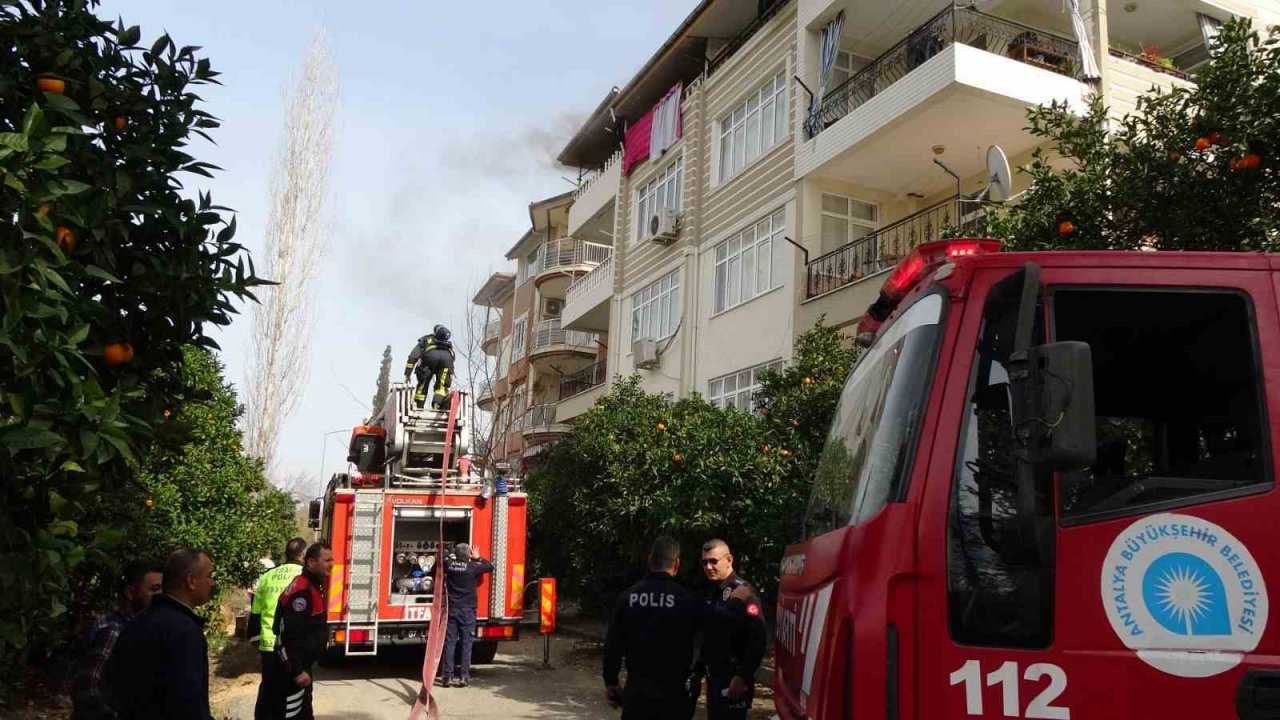 Kriz geçirip evi ateşe verdi, müdahale için gelen ekiplere ecel teri döktürdü