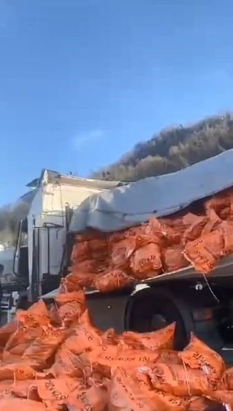 Artvin’de 3 aracın karıştığı kaza kameralara yansıdı